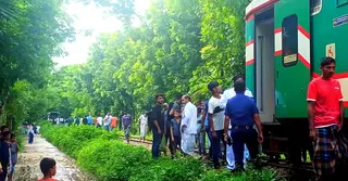 চট্টগ্রামে ঢাকাগামী কক্সবাজার এক্সপ্রেস ট্রেনের একটি বগি বিচ্ছিন্ন